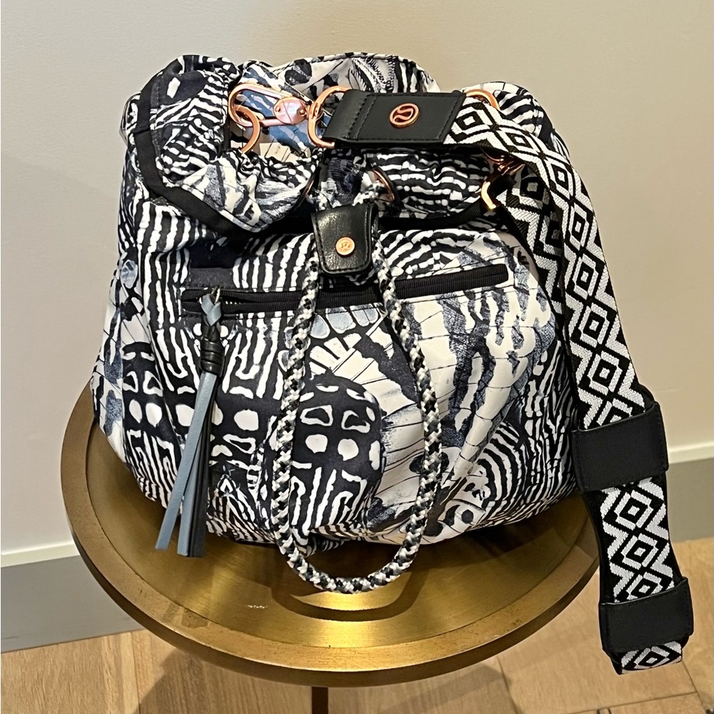 🤩 NWT Lululemon Diversity Bag Winged Mosaic White Naval Blue - Picture 11 of 16